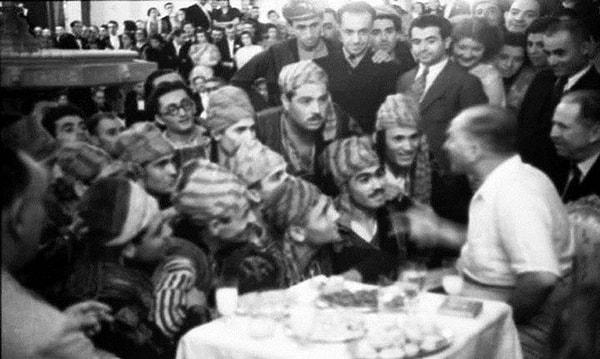 5 Ekim 1922'de şöyle der Atatürk bir mektubunda: “Beni Ankara’nın hamiyetli hemşehrileri arasına girmeye davet suretiyle tecelli eden iltifatınıza samimi ruhumdan arz-ı şükran eylerim…”