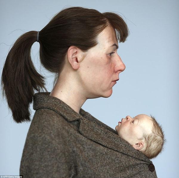 1. İlk bakışta gayet yorgun bir anne ve bebeğinin olduğu bir fotoğraf karesi gibi görülebilir.