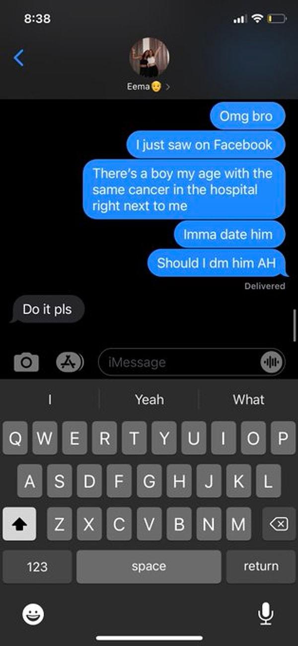 Molly'nin bir gün Facebook'ta Ryan ile aynı hastanede görmesi ile tanıştılar.