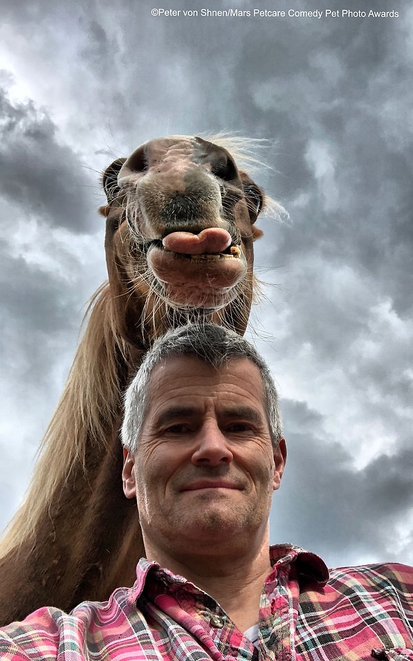 20. Он любит фотографироваться