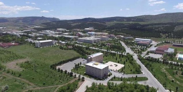 Sivas Cumhuriyet Üniversitesi Sağlık Bilimleri Fakültesinde öğretim üyesi Doç. Dr. Yılmaz Daşlı, uzaktan eğitimle verdiği ders sırasında öğrencilerine kendi yazdığı bir kitabı tavsiye etti.