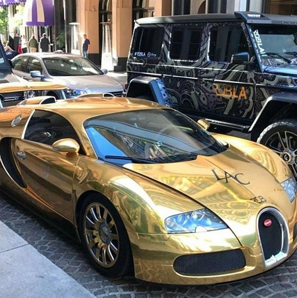 Gates her gün 10 milyon dolar kazanıyor. Bu da altın kaplama bir Bugatti Veyron anlamına geliyor...