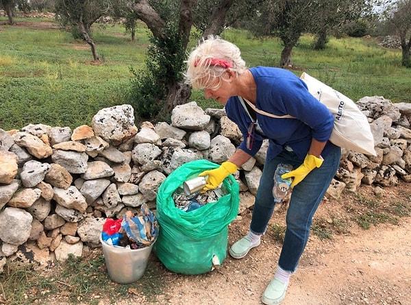 12. İtalya sokaklarında bilinçli bir vatandaş olarak çöp toplayan Helen Mirren...