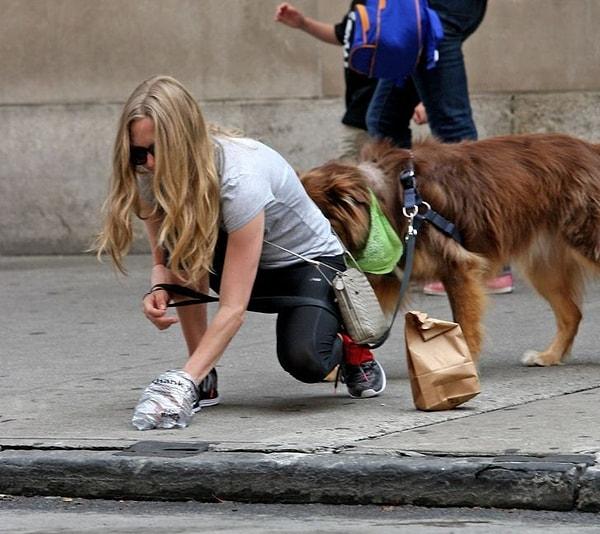 14. Yine bilinçli biri olarak köpeğinin kakasını temizleyen Amanda Seyfried.