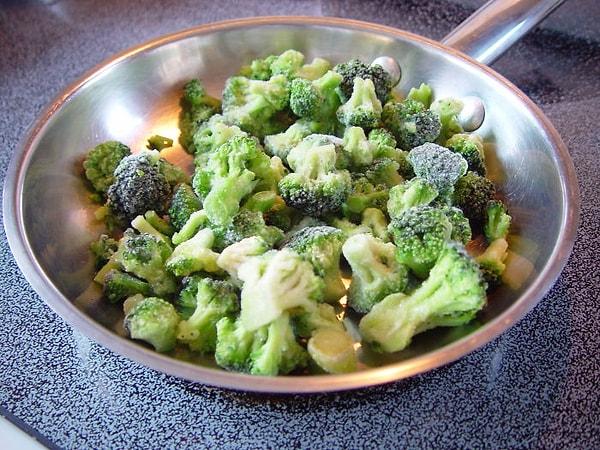 12. Dondurulmuş brokoli, 100 gramında ortalama 60 yaprak biti barındırır.