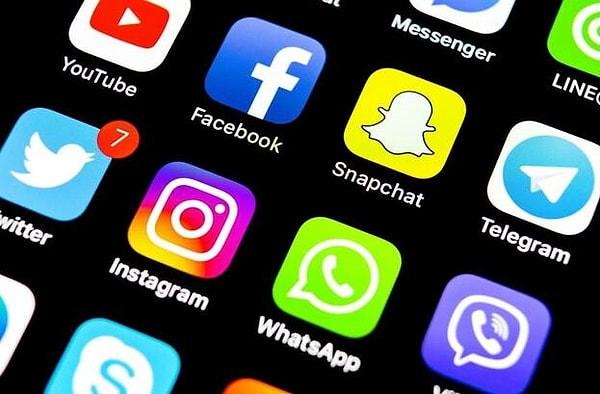 Facebook, Twitter, Instagram ve Snapchat gibi uygulamalar bu yıllarda ortaya çıktı. Web 2.0 internetin interaktif (etkileşim) özelliğini aktifleştirdi. Kullanıcı da pasif konumdan aktif konuma geçti.