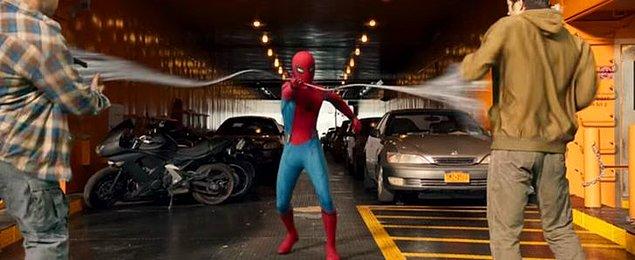 14. 'Örümcek-Adam: Eve Dönüş'te Staten Island Feribotu alt güvertesinde arabalar ve motosikletlerle gösteriliyor. Ancak 11 Eylül 2001 tarihinden itibaren feribota araç girişine izin verilmiyor.