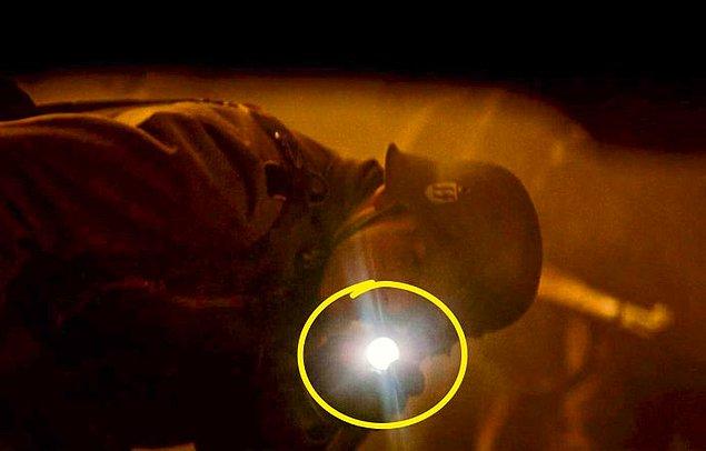 15. 'Fury'de savaştan sonra tankın altına bakan askerin beyaz ışıklı led el feneri tuttuğunu görüyoruz ancak fenerin sarı ışıklı olması gerekiyor.