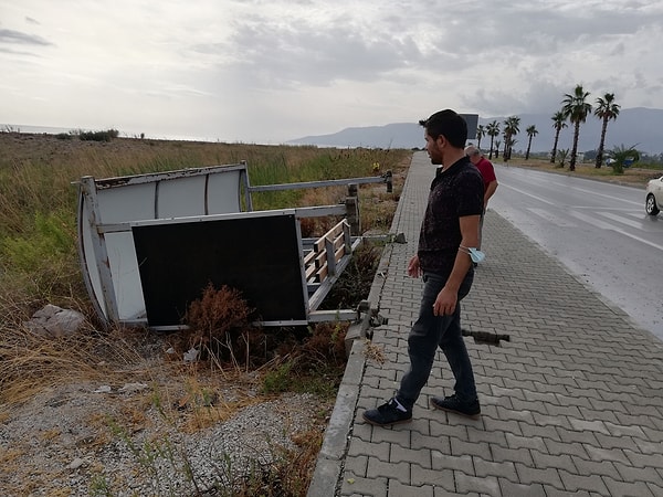 Yağış sırasında Kumluca- Finike kara yolunda otobüs durağında bekleyen Gülseren Çiçek ise fırtınanın etkisiyle devrilen durağın altında kaldı.