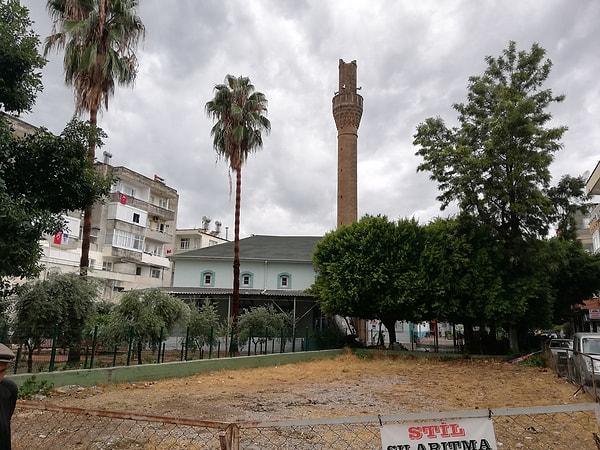 İlçedeki Yeni Cami’nin minaresinin de yıkıldığı bildirildi.