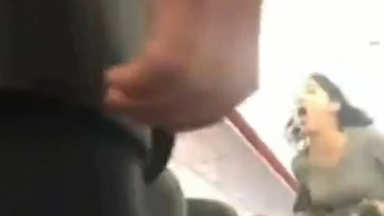 Maske Takmayı Reddettiği İçin Uçaktan İndirilen Kadın, Yolcuların Üzerine Öksürdü