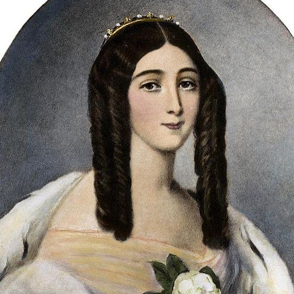 Marie Duplessis, 1824’ün ocak ayında doğduğunda kitaplarla, filmlerle, tiyatro ve operalarla klasikleşecek bir ilham perisinin varlığından henüz hiç kimse haberdar değildi.