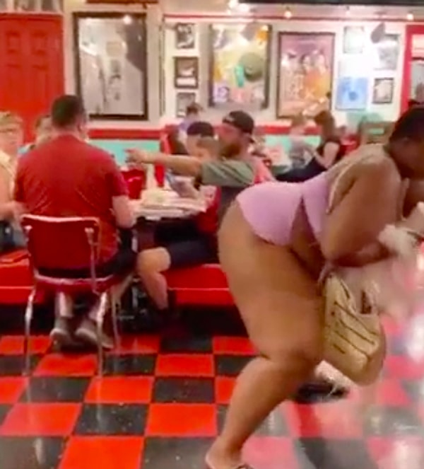 3. Ради создания смешного видео, эта женщина начала танцевать тверк, повернувшись к столику, где были и дети.