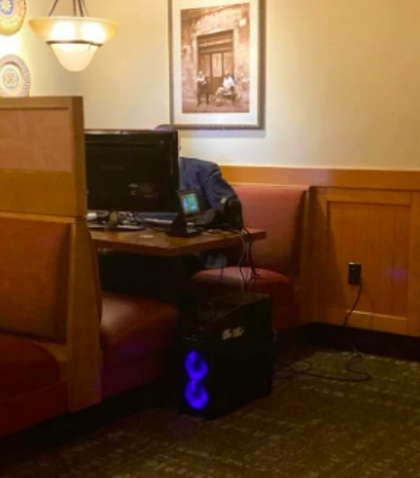 16. Мы не знаем, что сказать этому человеку, который ест в ресторане только суп и играет 8 часов за компьютером, который он принес.