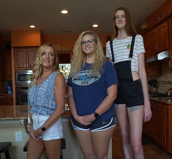 Маки Каррин из Сидар-Парка в Остине, штат Техас, происходит из относительно высокой семьи, но в свои 17 девушка выше всех своих братьев и сестер, а также родителей.