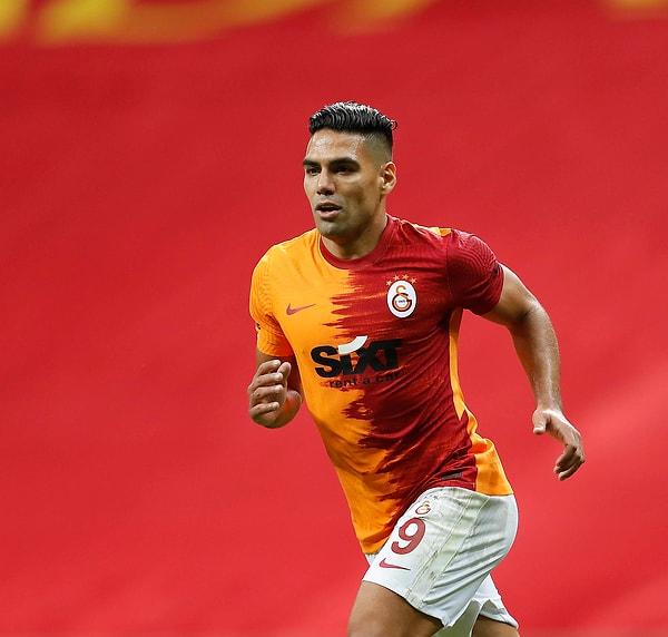 34. dakikada Francois Moubandje'nin büyük hatasında Galatasaray penaltı kazandı. Falcao penaltıdan takımını 1-0 öne geçirdi.