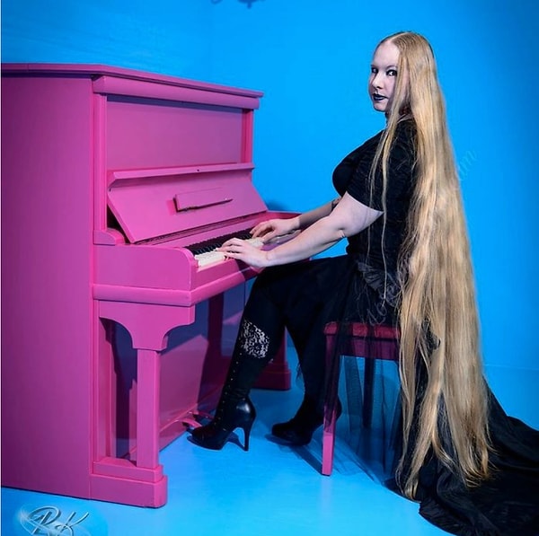 3. Девушку прозвали немецкой Рапунцель, что неудивительно: по такой косе можно и в башню замка забраться!