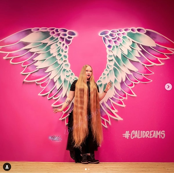 11. Остается только догадываться, сколько усилий уходит у современной Рапунцель на уход за такими невероятно длинными волосами...