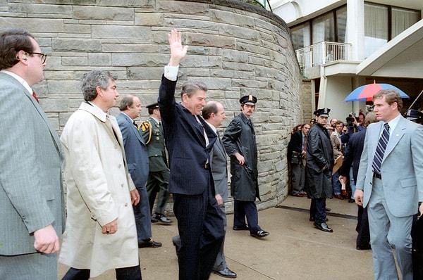 11. Ronald Reagan nükleer ateşleme kodlarını cebindeki bir kartta taşırdı. Suikastının ardından kart acildeki odasının dışında kalan ayakkabısında bulunmuştu.