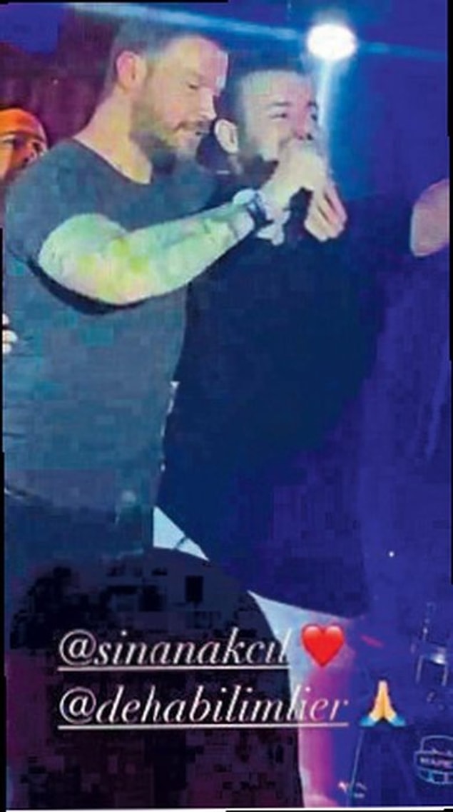 Öte yandan da bu "takıntılı" dediği kadın Nez Aliyeva'nın geçtiğimiz cumartesi akşamı Sinan Akçıl'ı dinlemeye gittiği ortaya çıktı.