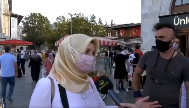 İnsanların 'Hem lüksüm olsun hem param bitmesin' diyerek yaşadıklarını iddia eden kadın cümlesini de 'Ne güzel muhabbet' şeklinde bitiriyor.