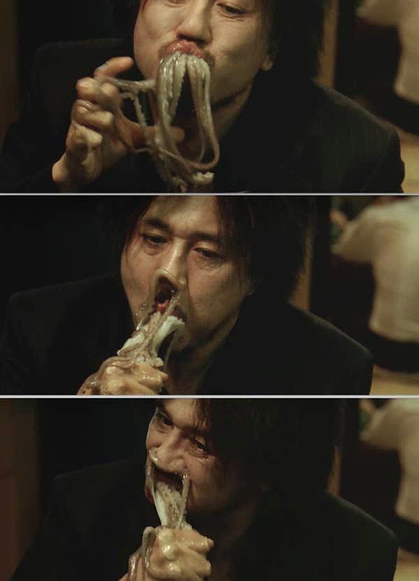 12. 'Oldboy' filminde, Dae-su'nun canlı canlı ahtapot yediği sahne.