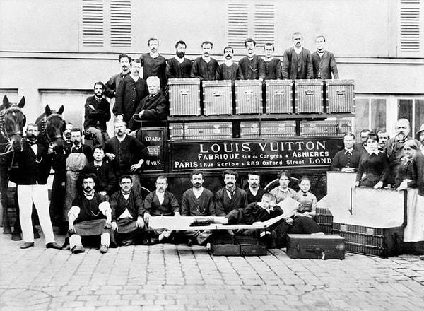 5. 1854 yılında Louis Vuitton girişimini yapmış ve ilk butiğini Paris'te açmıştır.