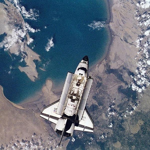 7. Atlantis Uzay Aracı'nı Mir Uzay İstasyonu'ndaki kozmonotlar böyle kaydetmiş. Yıl 1995.