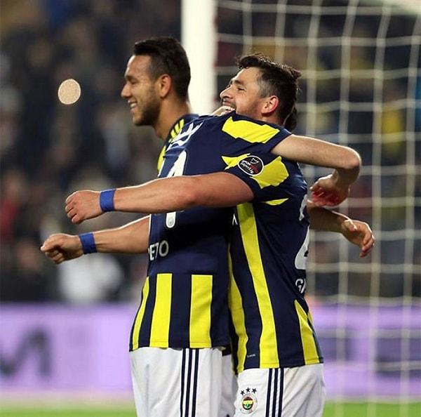 10. Sevgili Fenerbahçeli oyuncular, kim ters dönüp sarılmaya çalışıyor?