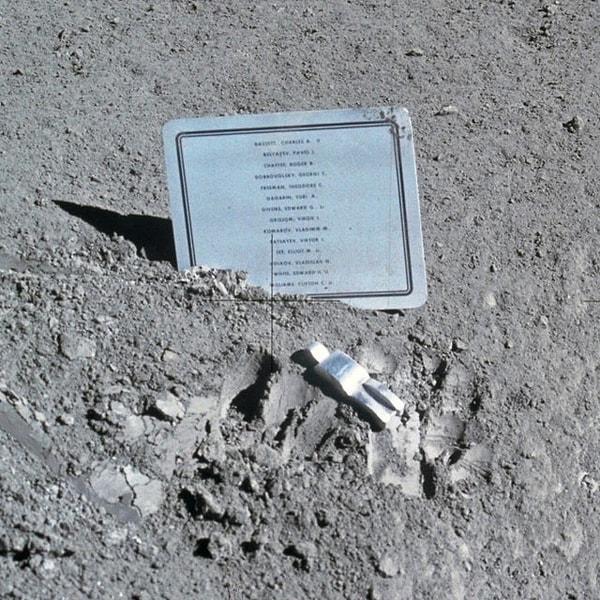 13. Ay'daki bu ufak anıtta uzayın keşfi için yaşamını yitiren tüm astronot ve kozmonotların ismi yazıyor.