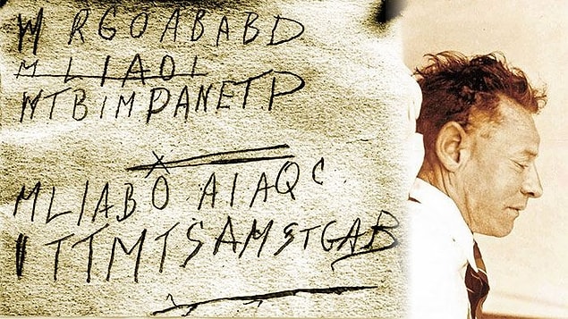 Polisler, incelemeler esnasında oldukça ilgi çekici bir nokta yakalıyor. Bu nokta ise kravatta "T. Keane", çamaşır çantasında "Keane" ve atlette "Kean" isminin yazılı olduğunu görüyor.