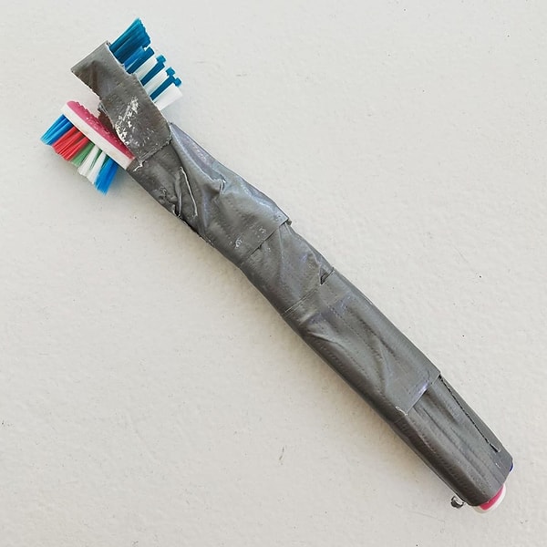 4. Чистить сначала нижние зубы, а потом верхние - это долго и утомительно. Как вам такое решение вопроса?