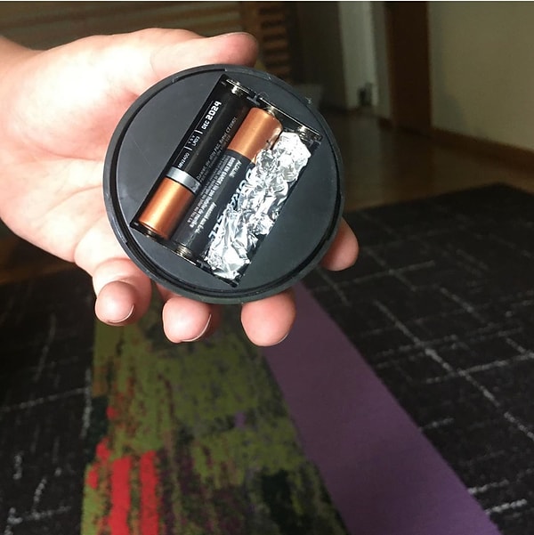 7. Закончились батарейки? Не беда, если дома есть алюминиевая фольга, которую можно скатать батончиком и вставить на вакантное место. Устройство будет работать!