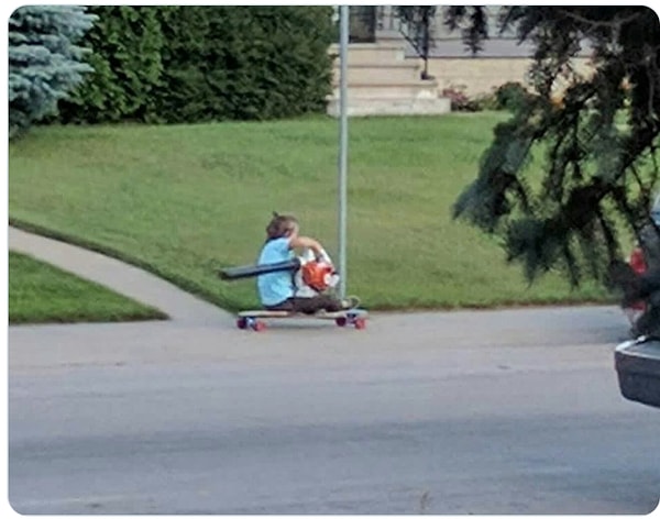 11. Наконец, оцените изобретательность этого юного гонщика, использующего воздуходувку в качестве ускорителя!