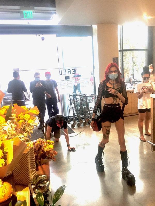 Geçtiğimiz günlerde de Los Angeles'tan boynuna tasma takarak dolaştırdığı bir adamla süpermarkette çekildiği fotoğrafı internette viral olurken,