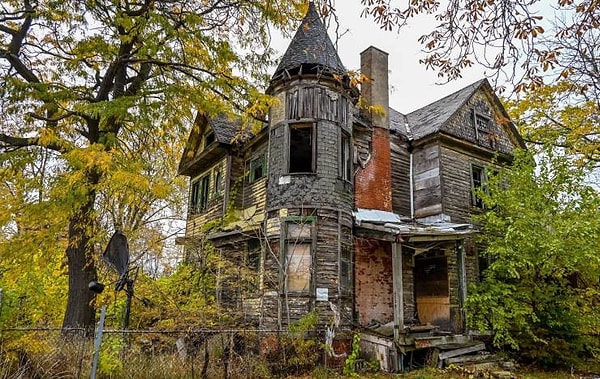 5. Заброшенный дом в Детройте (США), построенный в 1890 году, от которого невольно бегут мурашки по коже.