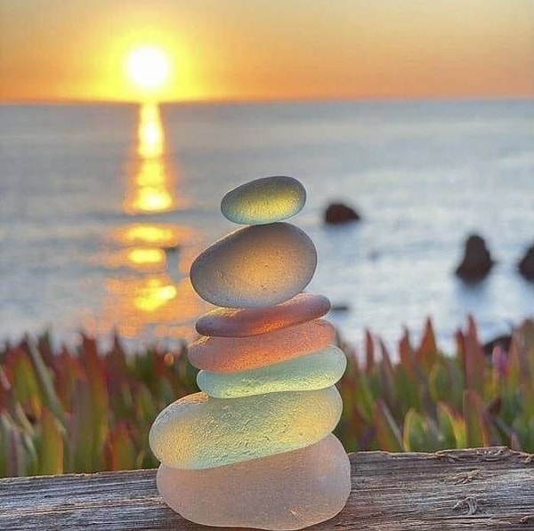 29. Отточенные морскими волнами и временем стеклышки на Стеклянном пляже (Glass Beach) в Калифорнии.