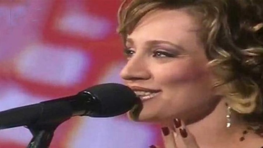 Yaptirdigi Estetiklerle Angelina Jolie Nin Ikizi Haline Gelen Sarkici Umut Akyurek In Gecmisten Gunumuze Inanilmaz Evrimi