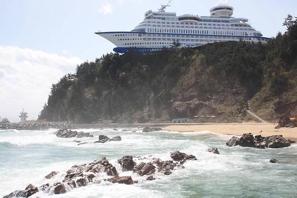 6. ''Kore'de bulunan gemi şeklindeki bir otel.''