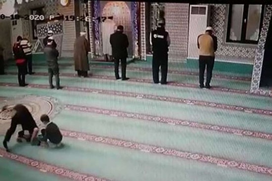 Oğluna Namazı Sevdirmek İçin Camide Takla Atarak Namaza Başlayan Adam ve Onu Taklit Eden Oğlu