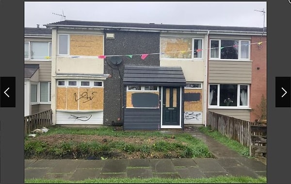 18. Веселые флажки, конечно, несколько оттягивают на себя внимание с заколоченных фанерой окон. Хорошая попытка, риэлтор.