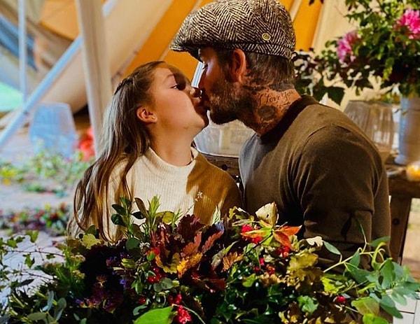 7. Victoria Beckham, “En iyi baba” notuyla eşi David Beckham ve kızı Harper Seven’ın birbirlerini öptükleri bir fotoğraflarını paylaştı!