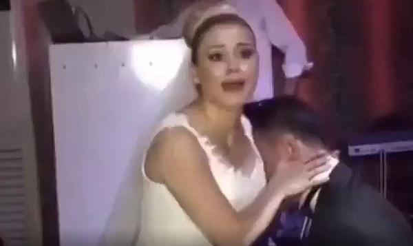 Bir düğün koreografisinin provaları olduğu iddia edilen ve sosyal medyada şok etkisi yaratan görüntülerde gelin Arizona Kertenkelesi misali dans ediyor.