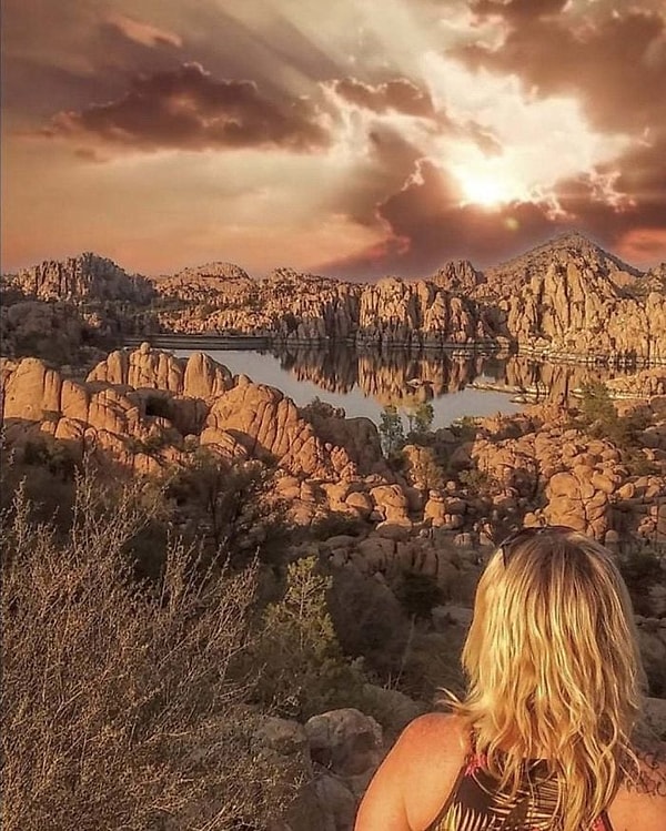 2. Кажется, она на другой планете, где есть два солнца