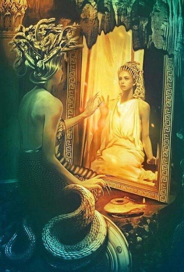 Kainatın 'tanrılar ve tanrıçalar' tarafından bölüşülüp yönetildiği çağlarda Medusa herkesi kıskandıran güzelliğiyle tanınır, bütün tanrıları da kendine aşık ederdi.