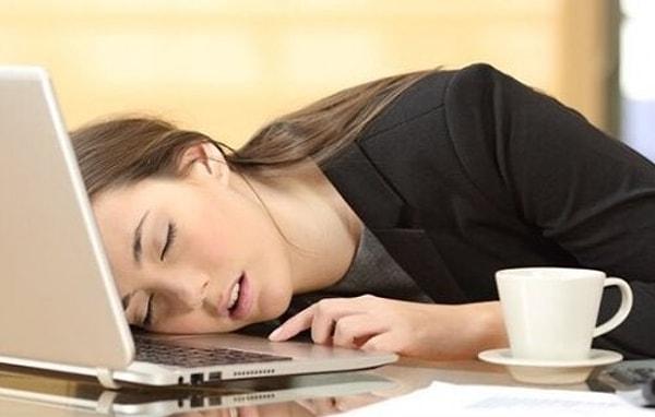 1. En belirgin semptomlarından birisi gece yeterli derecede uyunmuş dahi olunsa gün içerisindeki aşırı uyku eğilimi görülmesidir.