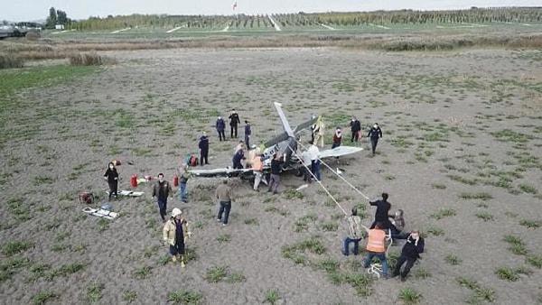 Boş bir araziye düşen ve burun kısmından toprağa gömülen uçak, ekipler tarafından halat yardımıyla çıkarıldı.