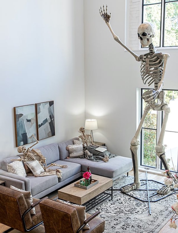 5. В этом году риелтор повысила планку и закупила 12-футовые скелеты (это примерно 365 см в высоту). Донна отмечает, что такие высокие парни особенно хорошо смотрятся в домах с лофтовыми потолками.