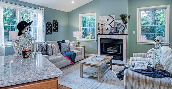 6. Донна Керр, работающая риелтором вот уже 23 года, и ее команда много лет украшают дома к Хэллоуину, но такого успеха, как в этом году, они еще не добивались.