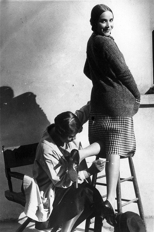 1. Uzun çorap giymiş görüntüsü elde etmek için bacağına çizgi çizdiren kadın. (1926)